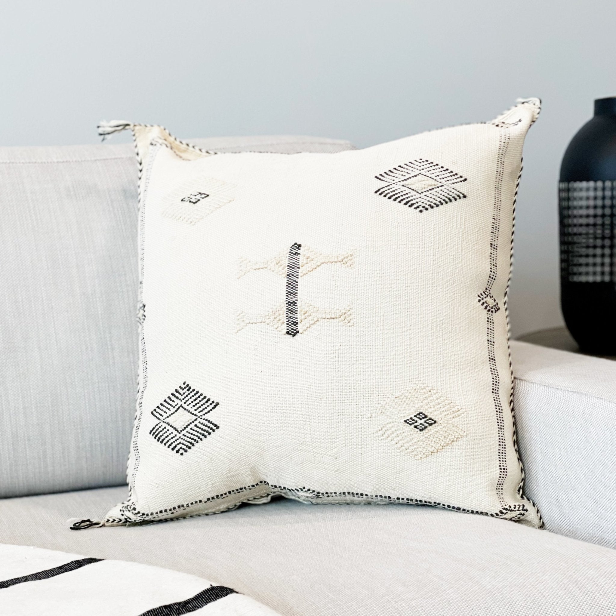 http://www.teaandlinen.com/cdn/shop/products/cactus-silk-pillow-beige-and-black-997212.jpg?v=1623234118